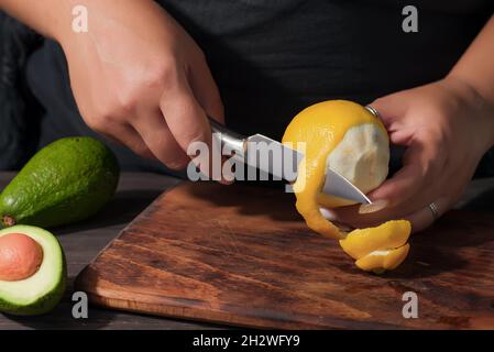 Temps de cuisson.Photo en gros plan des mains tenant le citron biologique Banque D'Images
