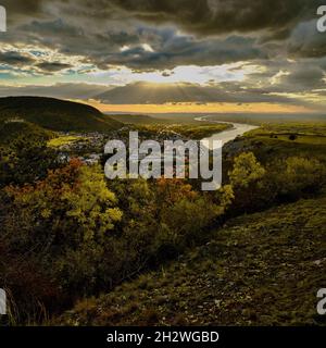 Moody vue sur Hainburg an der Donau et le Danube au coucher du soleil en basse-Autriche Banque D'Images