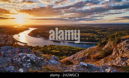Coucher de soleil sur le Danube depuis un point de vue rocheux près de Hainburg an der Donau, Autriche Banque D'Images