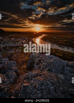 Coucher de soleil spectaculaire sur le Danube depuis un point de vue rocheux près de Hainburg an der Donau, Autriche Banque D'Images