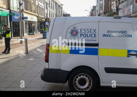 24 octobre 2021. Southend on Sea, Royaume-Uni. Camionnette médico-légale de la police d'Essex et agents dans une zone bouclée sur Southend High Street lors d'une enquête sérieuse sur un incident. Boutiques visibles en arrière-plan. Penelope Barritt/Alamy Live News Banque D'Images