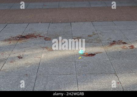 24 octobre 2021. Southend on Sea, Royaume-Uni. Une section de Southend High Street bouclée par la police d'Essex à la suite d'un incident grave. Les taches visibles sur la chaussée et les débris suggèrent un intérêt médico-légal. La zone est délimitée et fait l'objet d'une enquête. Penelope Barritt/Alamy Live News Banque D'Images