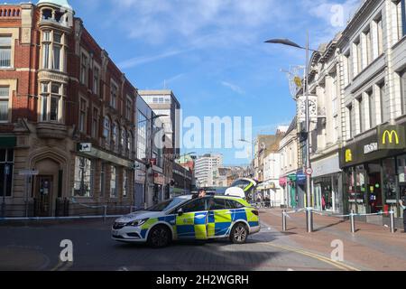 24 octobre 2021. Southend on Sea, Royaume-Uni. Des policiers bouclent Southend High Street à la suite d'un incident grave. Une voiture de police bloque l'accès à proximité de locaux commerciaux, y compris McDonald's, alors que les enquêtes se poursuivent. Penelope Barritt/Alamy Live News Banque D'Images