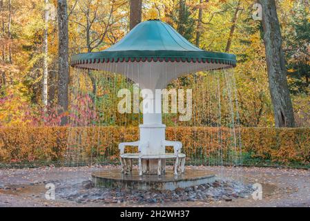 Pétergod, Saint-Pétersbourg, Russie - 04 octobre 2021 : Fontaine à l'intérieur du parc d'automne. Banque D'Images