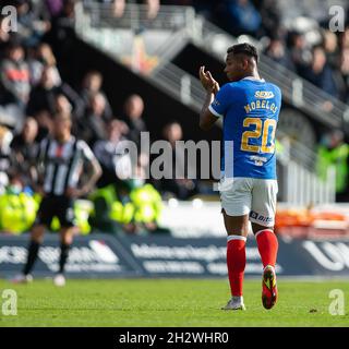 24 octobre 2021 ; St Mirren Park, Paisley, Renfrewshire, Écosse ;Scottish Premier League football, St Mirren v Rangers FC; Alfredo Morelos des Rangers applaudit les supporters après qu'il a été remplacé Banque D'Images