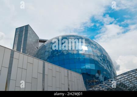 Kaliningrad, Russie.1er juin - 2021.Bâtiment moderne du Musée de l'Océan mondial sous la forme d'un globe Banque D'Images