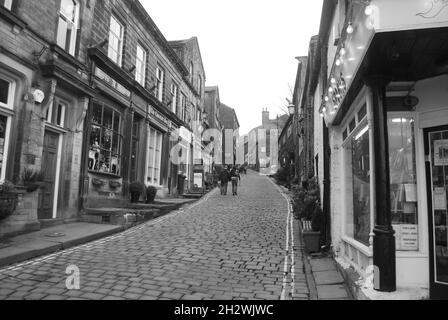 Rue principale escarpée du village historique de Haworth dans le West Yorkshire Banque D'Images