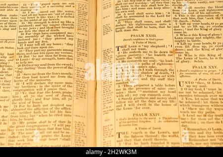 Une bible de l'époque victorienne s'ouvre au Psaume 23 dans l'église du Saint-rude à Stirling, en Écosse. Banque D'Images