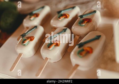Petits biscuits sous forme de crème glacée sur la table lors d'une fête d'anniversaire, en gros plan Banque D'Images