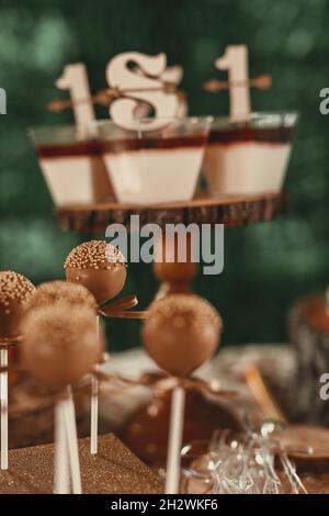 Petit gâteau de tasse sur la table à la fête du 1er anniversaire, gros plan Banque D'Images