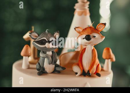 Deux figurines de renard sur un gâteau d'anniversaire, gros plan Banque D'Images
