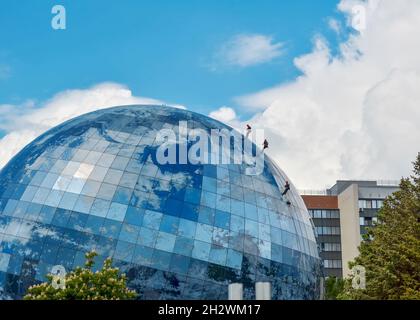 Kaliningrad, Russie.1er juin - 2021.Musée de l'Océan mondial.Grimpeurs industriels à la surface d'une sphère sous forme de globe Banque D'Images