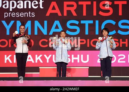 Kitakyushu General Gymnasium, Kitakyushu, Japon, 24 octobre 2021,BEAMGOLD: ASHIKAWA Urara JPN ARGENT: SCHAEFER-BETZ Pauline GER BRONZE: MURAKAMI Mai JPN au Championnat du monde de gymnastique artistique - finales - gymnastique Banque D'Images