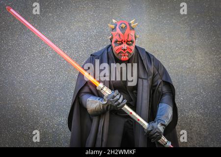 Excel, Londres, Royaume-Uni.24 octobre 2021.Un fan pose comme Darth Maul de Star Wars.Les cojoueurs et les fans d'anime, de science-fiction, de jeux et de la culture pop redescendent une fois de plus dans le centre d'exposition Excel de Londres pour MCM Comic con London le dernier jour.Credit: Imagetraceur/Alamy Live News Banque D'Images