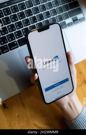 CHIANG MAI, THAÏLANDE: 18 OCTOBRE 2021: Logo LinkedIn sur l'écran du téléphone.LinkedIn est un réseau social de recherche et d'établissement de contacts professionnels.Il Banque D'Images