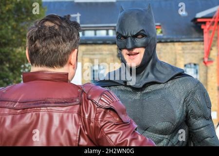 Excel, Londres, Royaume-Uni.24 octobre 2021.Batman dans une conversation profonde.Les cojoueurs et les fans d'anime, de science-fiction, de jeux et de la culture pop redescendent une fois de plus dans le centre d'exposition Excel de Londres pour MCM Comic con London le dernier jour.Credit: Imagetraceur/Alamy Live News Banque D'Images