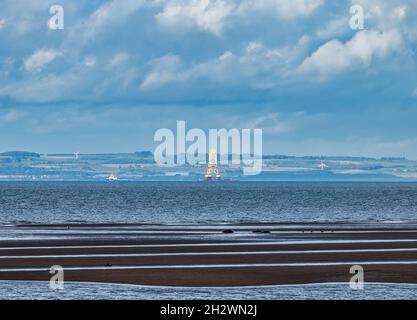 Aberlady Bay, East Lothian, Écosse, Royaume-Uni, 24 octobre 2021.Météo au Royaume-Uni : soleil avec vue sur le Firth of Forth en direction de Fife avec une plate-forme d'éolienne jaune sur une barge Banque D'Images