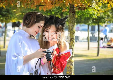 Excel, Londres, Royaume-Uni.24 octobre 2021.Deux ventilateurs regardent leurs boutons-pression.Les cojoueurs et les fans d'anime, de science-fiction, de jeux et de la culture pop redescendent une fois de plus dans le centre d'exposition Excel de Londres pour MCM Comic con London le dernier jour.Credit: Imagetraceur/Alamy Live News Banque D'Images