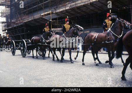 Les membres de la troupe du roi, Royal Horse Artillery en route de leur caserne de St. John’s Wood à Hyde Park, Londres, en février 1977, pour tirer un hommage royal de 21 armes à feu pour annoncer le début de l’année du Jubilé d’argent de la Reine.L’équipe de six chevaux, ravagés par trois ‘dRivers’, tire l’un des canons QF 13-Pounder de la première Guerre mondiale et son limber. Banque D'Images