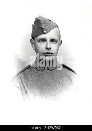 Une photographie de portrait antique en noir et blanc d'un militaire en uniforme du Royal Flying corps de la première Guerre mondiale.Il porte une casquette et une tunique RFC, qui, en raison de son design unique, a été connu sous le nom de "motif de paternité". Banque D'Images