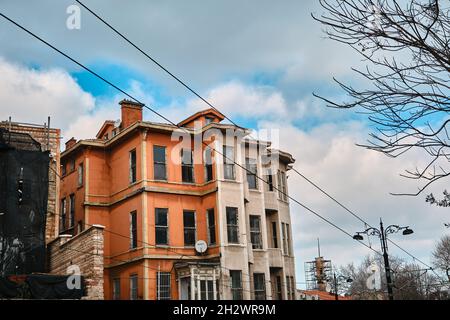 Vieux bâtiments près de la place sultanahmet avec des gens et des voitures avec d'énormes nuages et jour de pluie à istanbul. Banque D'Images