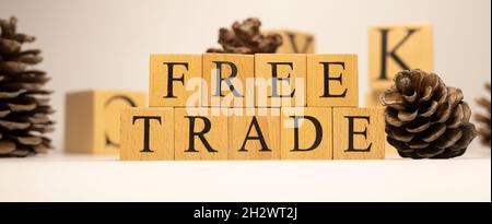 Le mot libre-échange a été créé à partir de cubes en bois. Banque D'Images