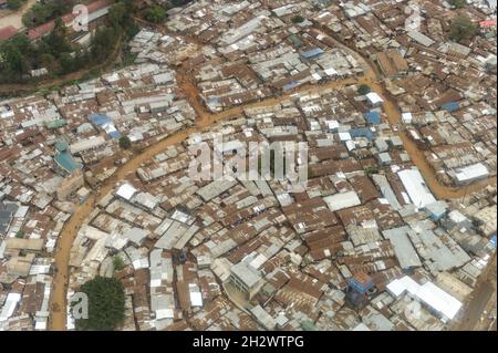 Vue aérienne d'une section du bidonville de Kibera montrant des logements de makeshhift, Nairobi, Kenya Banque D'Images