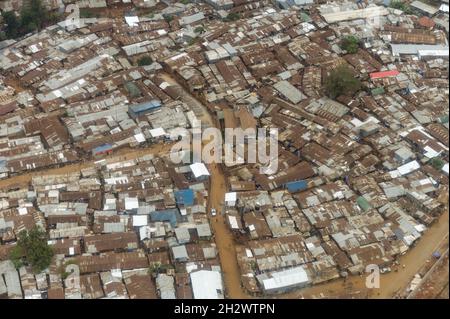 Vue aérienne d'une section du bidonville de Kibera montrant des logements de makeshhift, Nairobi, Kenya Banque D'Images