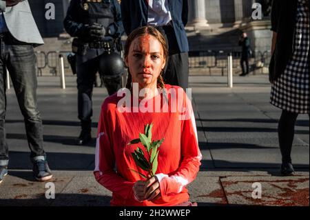 Madrid, Espagne.24 octobre 2021.Un militant de l'extinction contre le changement climatique manifestation de la rébellion devant le Parlement espagnol, couvert de faux sang exigeant des actions de lutte contre le changement climatique.Credit: Marcos del Mazo/Alay Live News Banque D'Images