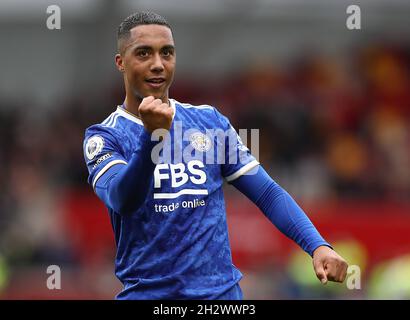 Londres, Royaume-Uni.24 octobre 2021.Youri Tielemans de Leicester City célèbre après le match de la Premier League au Brentford Community Stadium, Londres.Le crédit photo devrait se lire: Paul Terry/Sportimage crédit: Sportimage/Alay Live News Banque D'Images