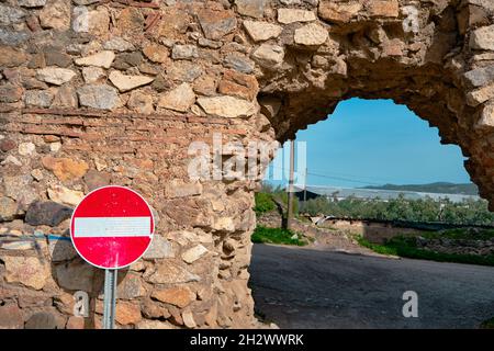 Mur de ville d'iznik (Nicaea) fait de briques rouges et de l'intrusion avis et de la planche accrochée sur l'ancienne et la ruine des murs romains près de la porte. Banque D'Images