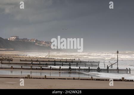 Debout sur la plage de Walcott en regardant vers l'ouest le long de la côte jusqu'à Mundesley, un paysage changeant, Norfolk, East Anglia, Royaume-Uni Banque D'Images