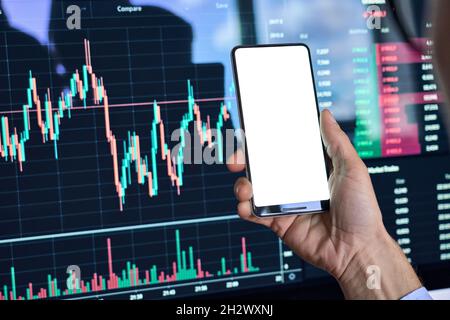 Crypto Trader utilisant le téléphone cellulaire mockup écran crypto-monnaie trading application mobile. Banque D'Images