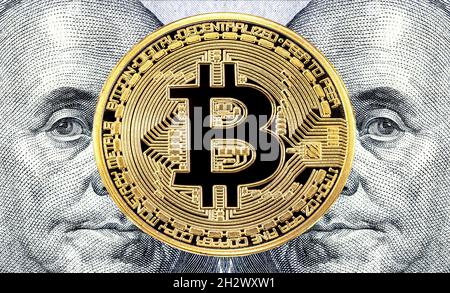 Golden coin bitcoin et Benjamin Franklin portrait à partir de cent dollars américains.Concept commercial de la nouvelle crypto-monnaie mondiale Banque D'Images