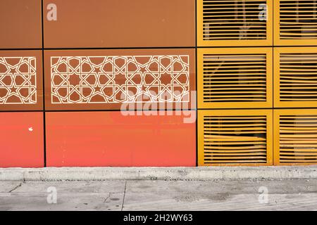 Un bâtiment de WC et il est couvert de motifs jaunes et orange et aussi des portes jaunes. Il est sur la rue pavée à istanbul Banque D'Images