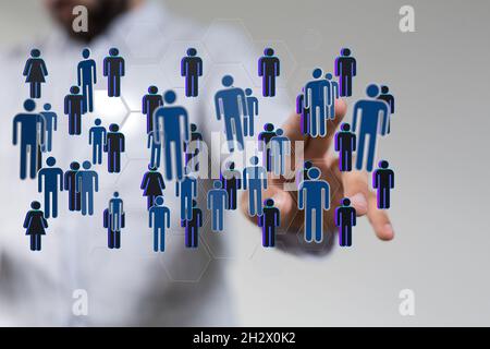 Une main masculine pointant vers une gestion illustrée des ressources humaines Banque D'Images