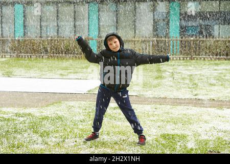 Dublin, Irlande - 04.10.2021: Les enfants jouent dans la cour avec la première neige. Banque D'Images