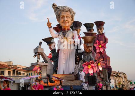 Viareggio-Italie-octobre 2021 le célèbre carnaval où des flotteurs allégoriques construits par des artisans locaux défilent le long du front de mer. Banque D'Images