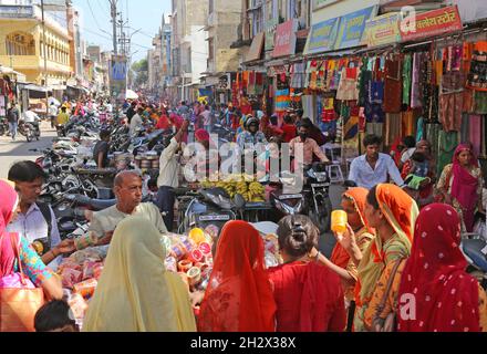 Beawar, Rajasthan, Inde, 23 octobre 2021 : vue d'un marché surpeuplé devant le festival Hindu Diwali, au milieu de la propagation de la maladie à coronavirus (COVID-19) à Beawar.Crédit : Sumit Saraswat/Alay Live News Banque D'Images