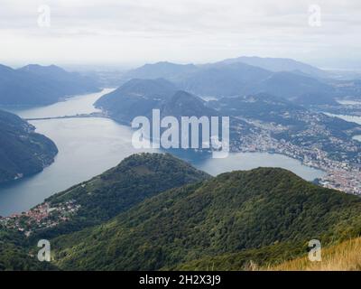 Surplombant la ville de Lugano, le lac de Lugano, le mont San Salvatore et le viaduc de Melide. Banque D'Images