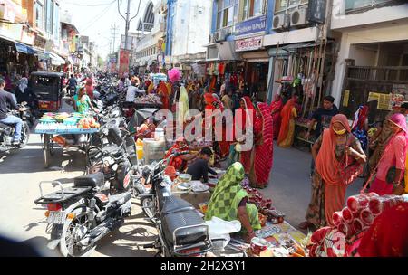 Beawar, Rajasthan, Inde, 23 octobre 2021 : vue d'un marché surpeuplé devant le festival Hindu Diwali, au milieu de la propagation de la maladie à coronavirus (COVID-19) à Beawar.Crédit : Sumit Saraswat/Alay Live News Banque D'Images