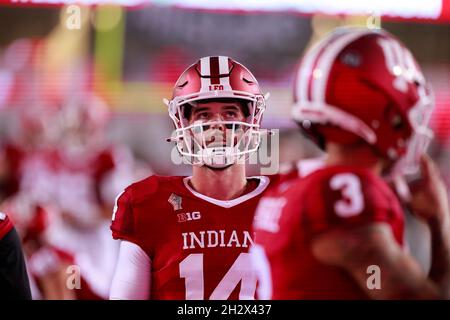 BLOOMINGTON, ÉTATS-UNIS - 2021/10/23: Le quarterback de l'Université de l'Indiana Jack Tuttle (14) se réchauffe avant de jouer contre l'État de l'Ohio lors d'un match de football de la NCAA le 16 octobre 2021 au Memorial Stadium à Bloomington, dans l'État de l'Ohio, a battu l'université de l'Indiana 54-7. Banque D'Images