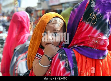 Beawar, Rajasthan, Inde, 23 octobre 2021 : une femme transportant son enfant marche sur un marché avant le festival hindou de Beawar.Crédit : Sumit Saraswat/Alay Live News Banque D'Images