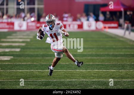 BLOOMINGTON, ÉTATS-UNIS - 2021/10/23: Ohio State Buckees Wide Receiver Jaxon Smith-Njigba (11) porte le ballon contre IU lors d'un match de football NCAA le 16 octobre 2021 au Memorial Stadium à Bloomington, dans l'Indiana State Beat Indiana University 54-7. Banque D'Images