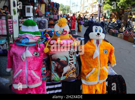 Beawar, Rajasthan, Inde, 23 octobre 2021: Vêtements d'hiver à vendre sur un magasin de bord de route sur un marché avant le festival hindou de Beawar.Crédit : Sumit Saraswat/Alay Live News Banque D'Images