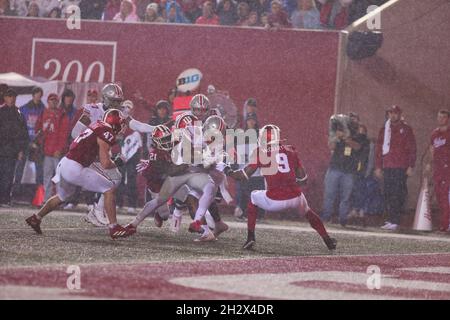 BLOOMINGTON, ÉTATS-UNIS - 2021/10/23: Ohio State Buckees courant en arrière TreVeyon Henderson (32) porte le ballon contre l'Indiana University lors d'un match de football NCAA le 16 octobre 2021 au Memorial Stadium à Bloomington, dans l'Indiana State Beat Indiana University 54-7. Banque D'Images