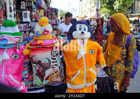 Beawar, Rajasthan, Inde, 23 octobre 2021 : la femme Rajasthani achète des vêtements d'hiver sur un marché en prévision du festival hindou de Beawar.Crédit : Sumit Saraswat/Alay Live News Banque D'Images