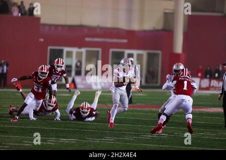 BLOOMINGTON, ÉTATS-UNIS - 2021/10/23: Ohio State Buckees courant en arrière TreVeyon Henderson (32) porte le ballon contre l'Indiana University lors d'un match de football NCAA le 16 octobre 2021 au Memorial Stadium à Bloomington, dans l'Indiana State Beat Indiana University 54-7. Banque D'Images