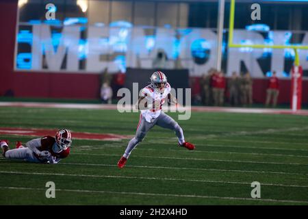 BLOOMINGTON, ÉTATS-UNIS - 2021/10/23: Ohio State Buckees courant en arrière TreVeyon Henderson (32) porte le ballon contre l'Indiana University lors d'un match de football NCAA le 16 octobre 2021 au Memorial Stadium à Bloomington, dans l'Indiana State Beat Indiana University 54-7. Banque D'Images