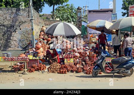 Beawar, Rajasthan, Inde, 23 octobre 2021 : des vendeurs indiens vendant des pots de terre et des lampes en argile attendent des clients sur un marché avant le festival Diwali à Beawar.Crédit : Sumit Saraswat/Alay Live News Banque D'Images